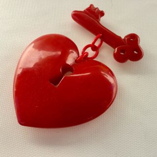 RARE Vtg 1940s WWII SWEETHEART BAKELITE MacARTHUR HEART BROOCH Carved KEY/HEART 3