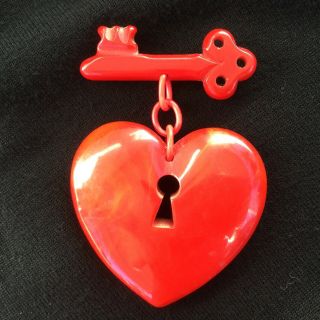 RARE Vtg 1940s WWII SWEETHEART BAKELITE MacARTHUR HEART BROOCH Carved KEY/HEART 8