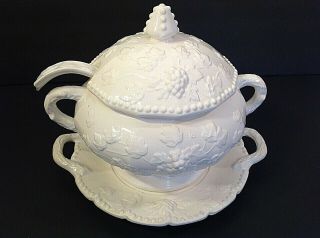 ARNART SOUP TUREEN.  TRADITIONAL AMERICANA WITH UNDERPLATE 10.  5 INCHES 3