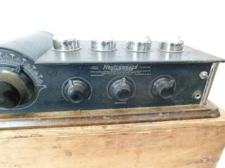OLD VINTAGE 1920s NEUTROWOUND ANTIQUE BREADBOARD RADIO & CRATE,  TUBES & COVERS 2