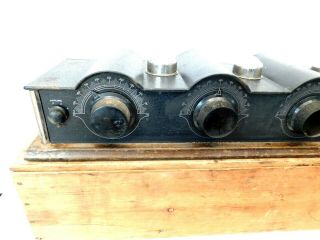 OLD VINTAGE 1920s NEUTROWOUND ANTIQUE BREADBOARD RADIO & CRATE,  TUBES & COVERS 9