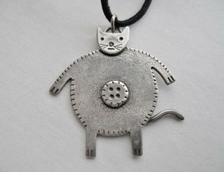 Captivating Sterling Silver Fat Belly Button Cat Pendant Necklace Signed Mimi