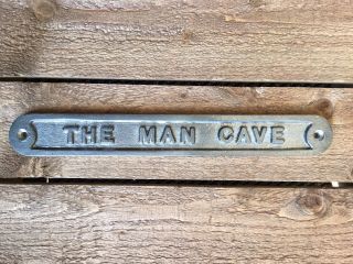 ' THE MAN CAVE ' DOOR SIGN SHED GARAGE VINTAGE SOLID CAST METAL DAD GIFT - 99319 3