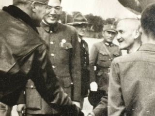 1942 CHINA CHIANG KAI SHEK SHAKE HAND WITH FLYING TIGERS PILOT PHOTO 蒋介石握飞虎空军师手 2