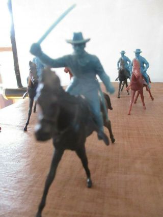 VINTAGE MARX FORT APACHE 8 MOUNTED US CAVALRY SOLDIERS 60 ' s,  Officer,  Bugler,  Flag 2