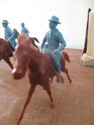 VINTAGE MARX FORT APACHE 8 MOUNTED US CAVALRY SOLDIERS 60 ' s,  Officer,  Bugler,  Flag 5