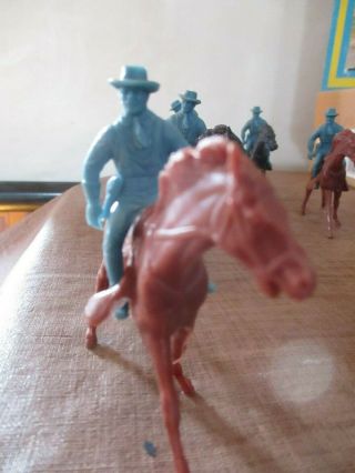VINTAGE MARX FORT APACHE 8 MOUNTED US CAVALRY SOLDIERS 60 ' s,  Officer,  Bugler,  Flag 8