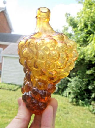 Pretty Honey Amber Colored Figural Bunch Of Grapes Wine Bottle Cork Top