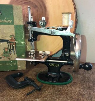 Vintage Singer Child ' s Sewing Machine No.  20 Made in USA 3