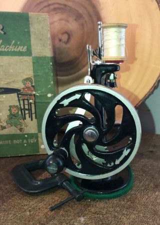 Vintage Singer Child ' s Sewing Machine No.  20 Made in USA 4