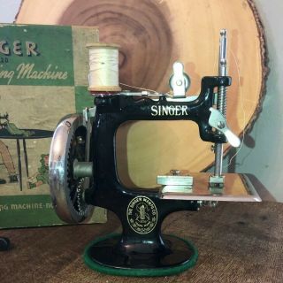 Vintage Singer Child ' s Sewing Machine No.  20 Made in USA 5