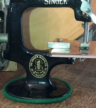 Vintage Singer Child ' s Sewing Machine No.  20 Made in USA 6