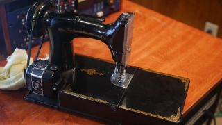 Rare Vintage 1946 Singer Featherweight Sewing Machine 221 Serial Ag880835