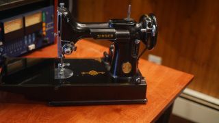 Rare Vintage 1946 Singer Featherweight Sewing Machine 221 Serial AG880835 2