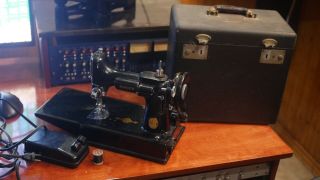 Rare Vintage 1946 Singer Featherweight Sewing Machine 221 Serial AG880835 3