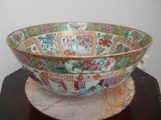 Very Large Canton Famille Rose Medallion Bowl // 19th Century - Ø 12.  6 Inches