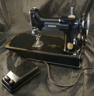 Vintage 1948 Featherweight 221 Singer Sewing Machine & Case Serial Ah981702