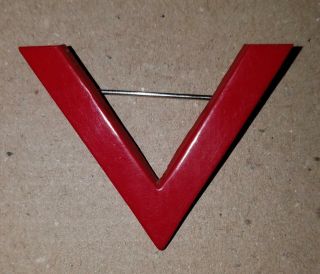 Ww2 Era V For Victory Homefront Pin - Red Bakelite,  Early Plastic - Large
