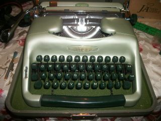 Rare Vintage Voss Wuppertal De Luxe Typewriter With Case West Germany In Green