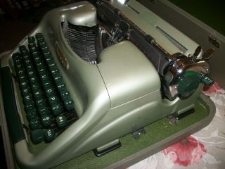 RARE Vintage VOSS Wuppertal De Luxe Typewriter With Case West Germany In Green 7