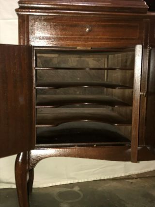 Antique 1923 Victrola record player classic solid walnut cabinet,  hand crank. 10