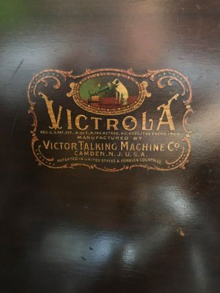 Antique 1923 Victrola record player classic solid walnut cabinet,  hand crank. 2