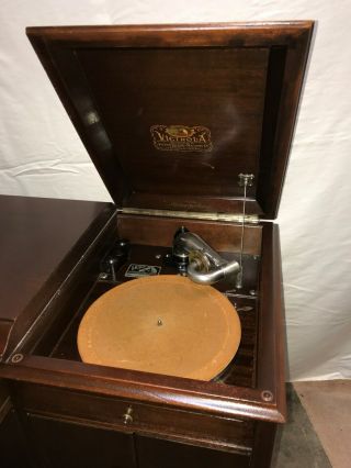 Antique 1923 Victrola record player classic solid walnut cabinet,  hand crank. 3