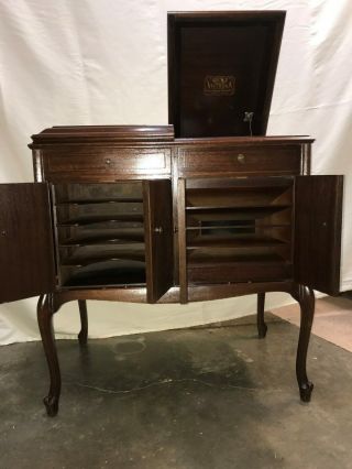 Antique 1923 Victrola record player classic solid walnut cabinet,  hand crank. 4