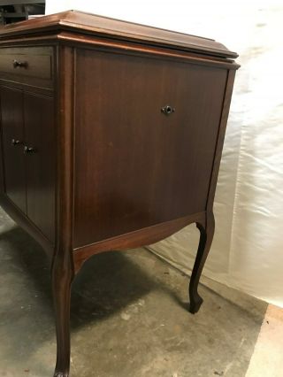 Antique 1923 Victrola record player classic solid walnut cabinet,  hand crank. 8