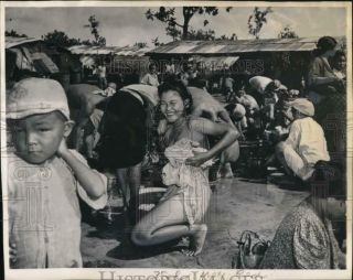 1944 Press Photo Japanese Civilians Bathe From A Well,  Saipan Island - Pim00274