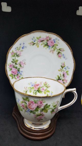 Vintage Royal Albert Bone China Rose tea cup and saucer set with gold trim 3