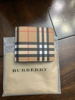 Burberry Vintage Check Leather Bi - Fold Men’s Wallet 100 Authen Val $375.  00