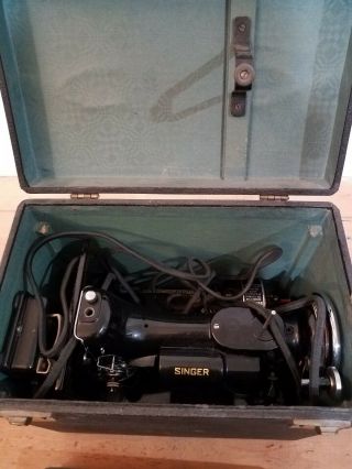 VINTAGE SINGER ELECTRIC SEWING MACHINE MODEL 66 - 6,  GREAT,  WITH 7