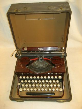 Vintage Royal Model P Portable Typewriter Woodgrain Finish