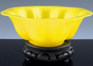 FINE ANTIQUE CHINESE QING IMPERIAL YELLOW PEKING GLASS LOBED SERVING BOWL 2 4