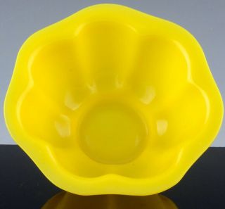 FINE ANTIQUE CHINESE QING IMPERIAL YELLOW PEKING GLASS LOBED SERVING BOWL 1 6