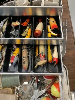 VINTAGE TACKLE BOX FULL OF VINTAGE LURES HEDDON AND MORE FROM AN ESTATE. 2
