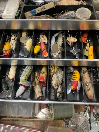 VINTAGE TACKLE BOX FULL OF VINTAGE LURES HEDDON AND MORE FROM AN ESTATE. 3