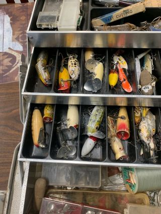VINTAGE TACKLE BOX FULL OF VINTAGE LURES HEDDON AND MORE FROM AN ESTATE. 4