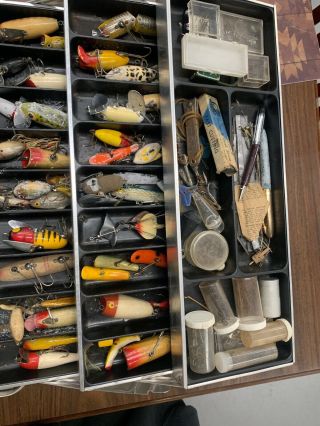 VINTAGE TACKLE BOX FULL OF VINTAGE LURES HEDDON AND MORE FROM AN ESTATE. 5