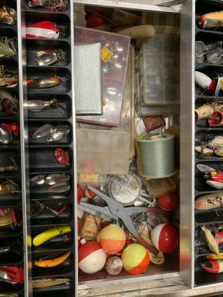 VINTAGE TACKLE BOX FULL OF VINTAGE LURES HEDDON AND MORE FROM AN ESTATE. 6