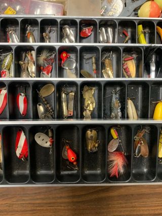 VINTAGE TACKLE BOX FULL OF VINTAGE LURES HEDDON AND MORE FROM AN ESTATE. 8