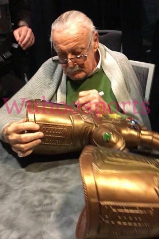 Stan Lee Signed Infinity Gauntlet Extremly RARE Only 2 ever signed 3