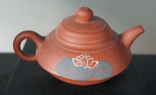 PRETTY SMALL PAINTED CHINESE YIXING TEAPOT W/ CHARACTER MARK TO BASE & LID 3