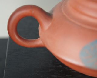 PRETTY SMALL PAINTED CHINESE YIXING TEAPOT W/ CHARACTER MARK TO BASE & LID 4