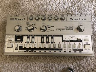 Roland TB - 303 Bassline Analog Synthesizer VINTAGE.  (PWR adapter Incl. ) 8