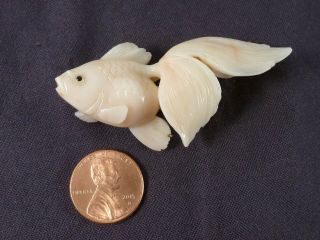 VINTAGE GUMP ' S SAN FRANCISCO 14K GOLD CARVED PINK JADE KOI FISH PIN BROOCH 7