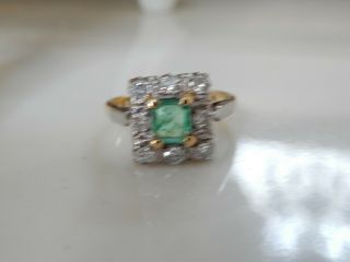 AN EXCEPTIONAL ANTIQUE ART DECO 18 CT GOLD & PLAT EMERALD AND DIAMOND RING 12