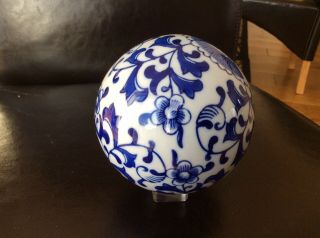 TOP QUALITY Vintage Chinese Blue & White ‘Flower Pattern’ Porcelain Ball,  1950s. 3
