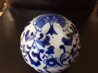 TOP QUALITY Vintage Chinese Blue & White ‘Flower Pattern’ Porcelain Ball,  1950s. 4